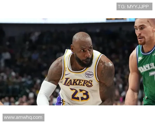 湖人对阵独行侠詹姆斯与科比深情拥抱重温昔日辉煌时刻